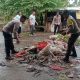 Polsek Sekotong Bersama Masyarakat Desa Pelangan Kompak Bersihkan Sampah Akibat Cuaca Penghujan