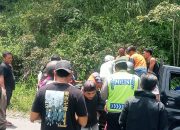 Dengan Sigap Anggota Polsek Maluk Evakuasi Korban Laka Tunggal Mini Bis Tanjakan Maluk- Sekongkang